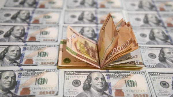 Какие факторы влияют на изменение курса доллара в Узбекистане?